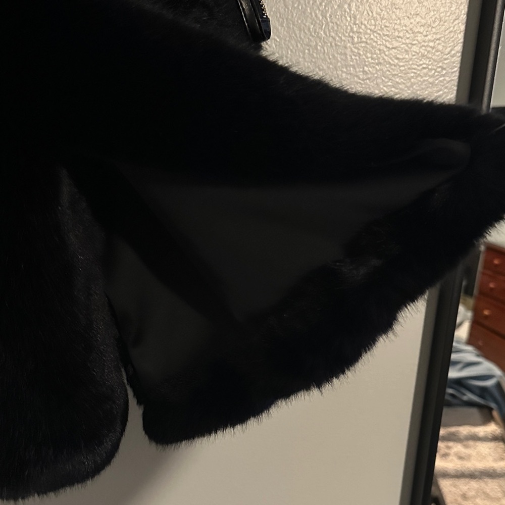 Black Faux Fur Cape with matching Wristlet - Picture 3 of 4